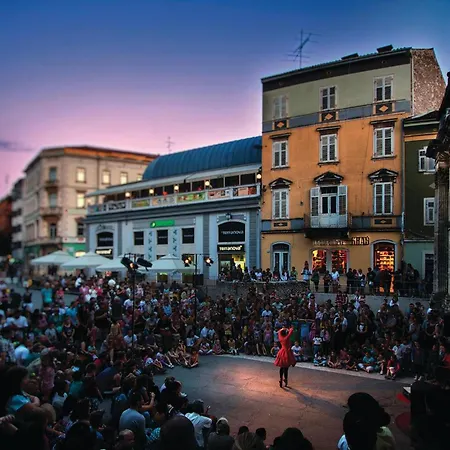 4 Bedroom Beautiful In Prázdninový dům *