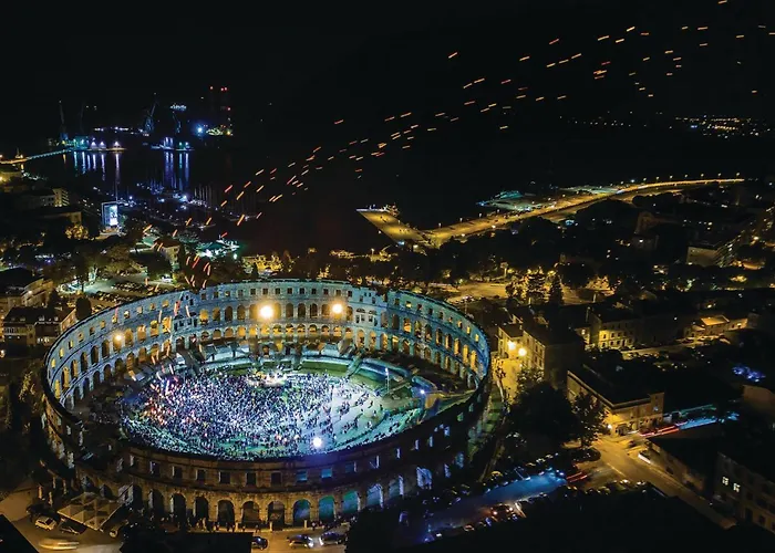 4 Bedroom Beautiful In Prázdninový dům Pula