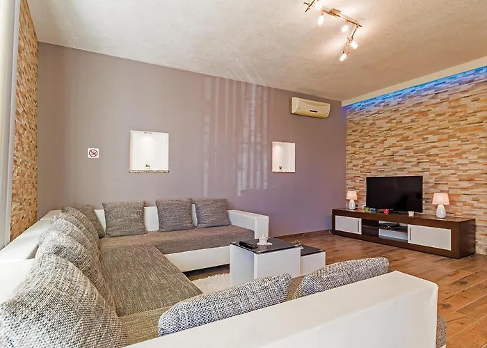 4 Bedroom Beautiful In Prázdninový dům Pula