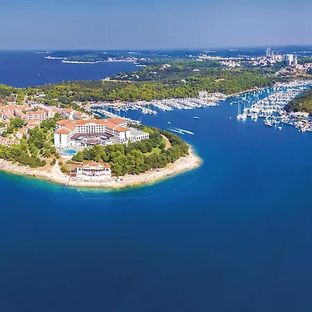 Holiday home 4 Bedroom Beautiful In Pula