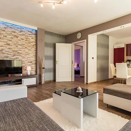 Holiday home 4 Bedroom Beautiful In Pula