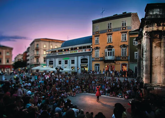 4 Bedroom Beautiful In Дом отдыха *