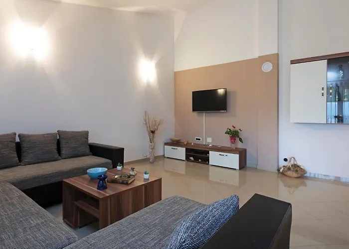 4 Bedroom Beautiful In Пула