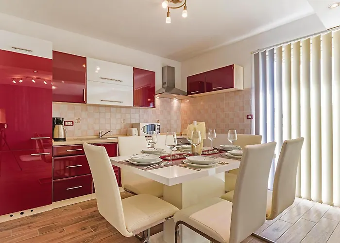 4 Bedroom Beautiful In Пула