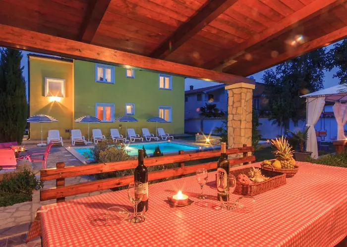 4 Bedroom Beautiful In Пула