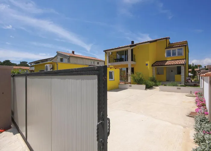 4 Bedroom Beautiful In Дом отдыха Пула