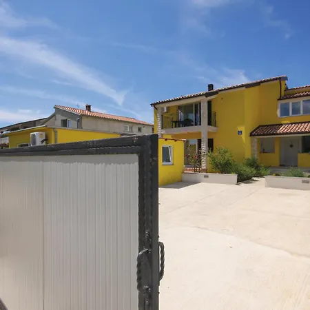 4 Bedroom Beautiful In Vakantiehuis Pula