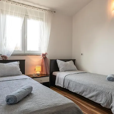 4 Bedroom Beautiful In Vakantiehuis