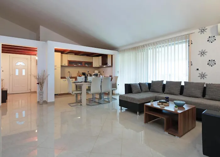 Vakantiehuis 4 Bedroom Beautiful In Pula